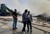 مساعد سكرتير بني سويف يتابع جهود إخماد حريق في مصنع ورق بمنطقة بياض العرب الصناعية
