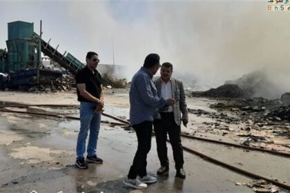 مساعد سكرتير بني سويف يتابع جهود إخماد حريق في مصنع ورق بمنطقة بياض العرب الصناعية