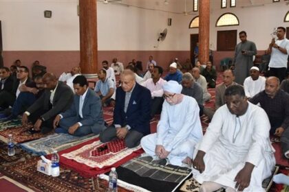 محافظ الأقصر يشارك في صلاة الجمعة بمسجد الهدى “منشتح” في منشأة العماري ويقوم بتوثيق المناسبة بالصور