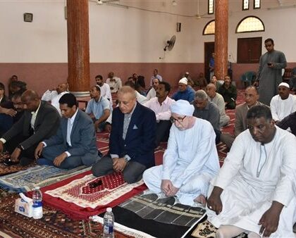 محافظ الأقصر يشارك في صلاة الجمعة بمسجد الهدى “منشتح” في منشأة العماري ويقوم بتوثيق المناسبة بالصور