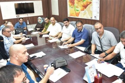 بحث السكرتير العام لمحافظة سوهاج سبل تحسين الاستغلال الاقتصادي لمصنع الوجبة المدرسية