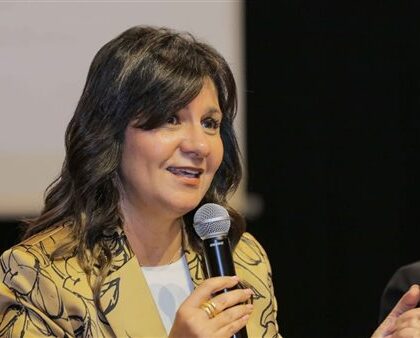 نبيلة مكرم تؤكد أن الهوية الراسخة تجمع بين الحفاظ على الجذور والانفتاح على المتغيرات