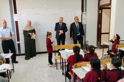وفد من وزارة التعليم يقوم بجولة ميدانية في مدارس أجا لمتابعة انتظام الدراسة وتحديد احتياجات المدارس