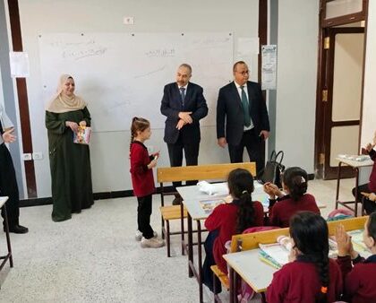 وفد من وزارة التعليم يقوم بجولة ميدانية في مدارس أجا لمتابعة انتظام الدراسة وتحديد احتياجات المدارس
