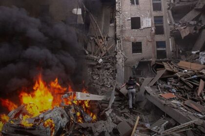 إصابة 16 فرداً على الأقل في هجوم روسي استهدف العاصمة الأوكرانية
