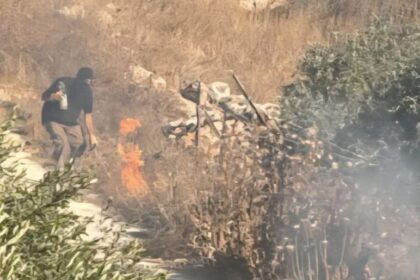 مستوطنون يهاجمون منازل ويشعلون الحرائق في أراضٍ شرق رام الله