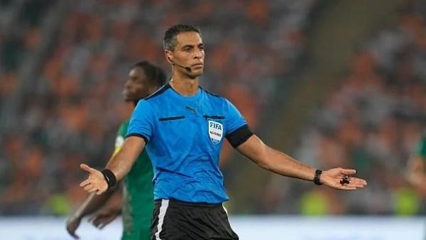أمين عمر يتولى إدارة مباراة الأهلي وسموحة في الدوري