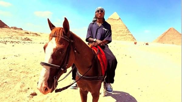 شيكو بانزا يتأمل حضارة مصر من أمام الأهرامات