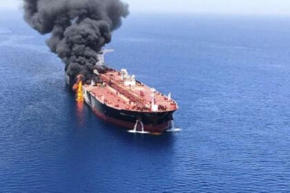 ناقلة نفط تتعرض لإصابة بقذيفة غير معروفة في مضيق هرمز