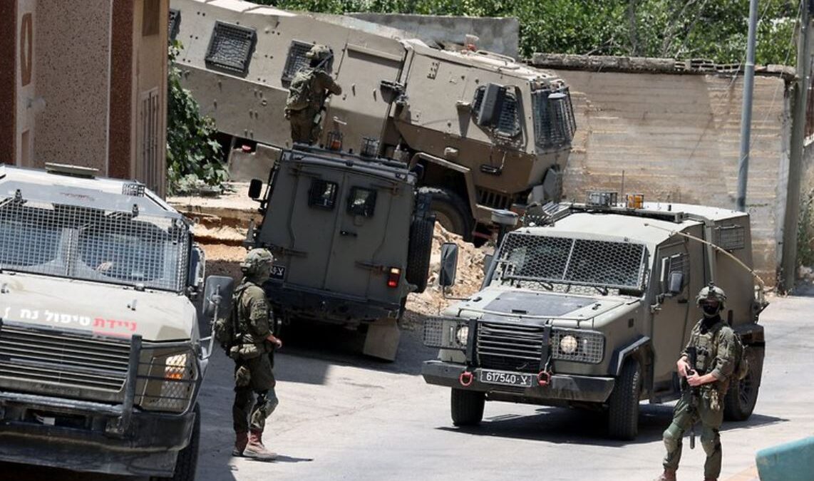 قوات الاحتلال الإسرائيلي تعتقل 29 فلسطينياً في الضفة الغربية وسط دهم واعتداءات وسرقة