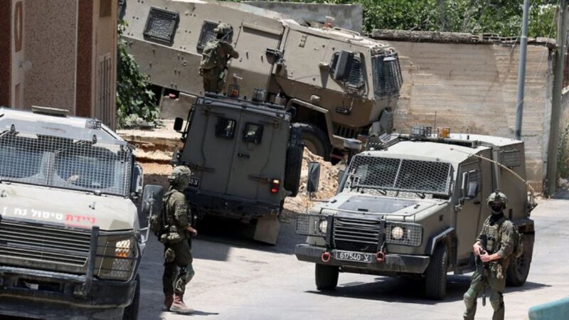قوات الاحتلال الإسرائيلي تعتقل 29 فلسطينياً في الضفة الغربية وسط دهم واعتداءات وسرقة