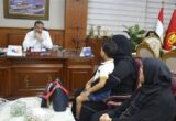 محافظ بورسعيد يلتقي بأسرة الشاب مصطفى السيد “ضحية الكلاب الضالة”