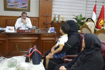 محافظ بورسعيد يلتقي بأسرة الشاب مصطفى السيد “ضحية الكلاب الضالة”