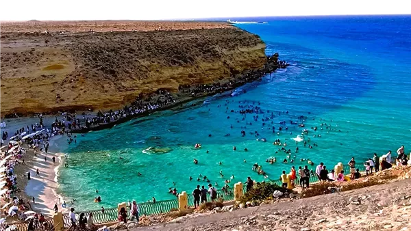 شواطئ مرسى مطروح تشهد إقبالاً كبيراً بعد انتهاء النوة في البحر المتوسط