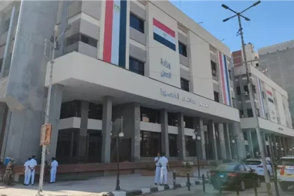 المحكمة الرابعة مستأنف جنايات المنصورة تخفف حكم الإعدام إلى السجن المؤبد لمتهم بقتل شاب أمام مسجد في الدقهلية