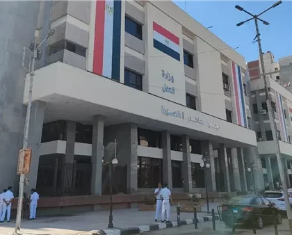 المحكمة الرابعة مستأنف جنايات المنصورة تخفف حكم الإعدام إلى السجن المؤبد لمتهم بقتل شاب أمام مسجد في الدقهلية