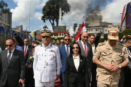 محافظ البحيرة وقائد المنطقة الشمالية ومدير الأمن ورئيس جامعة دمنهور يشهدون إيقاد الشعلة بميدان الحرية في رشيد احتفالًا بالعيد القومي