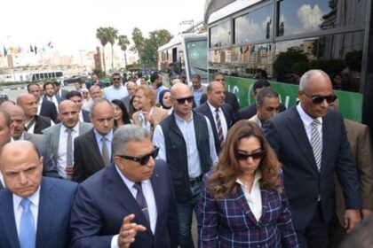 زيارة وزيرة التنمية المحلية والبيئة ومحافظ الدقهلية لمتابعة معدات دعم منظومة النظافة والجمع السكني في المنصورة وتفقد أتوبيسات “مواصلات المنصورة” ذات الخدمة “VIP”