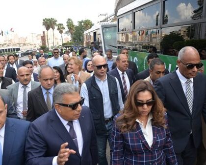 زيارة وزيرة التنمية المحلية والبيئة ومحافظ الدقهلية لمتابعة معدات دعم منظومة النظافة والجمع السكني في المنصورة وتفقد أتوبيسات “مواصلات المنصورة” ذات الخدمة “VIP”