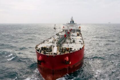 نقص ناقلات النفط العملاقة يؤدي إلى زيادة تكلفة شحن البرميل بمعدل 26 دولاراً وتغيير خريطة الإمدادات