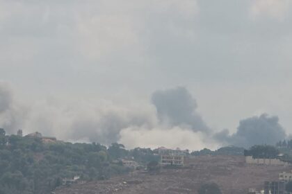 فريق إسعاف يتجنب غارة إسرائيلية في جنوب لبنان