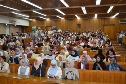 رئيس جامعة الإسكندرية يقوم بجولة تفقدية لمتابعة العملية التعليمية في اليوم الأول من العام الجامعي ويبدأ حوارًا مع الطلاب