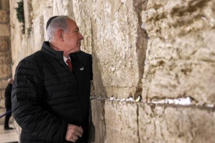 نتنياهو يقتحم حائط البراق بحراسة مشددة في القدس عشية يوم الغفران