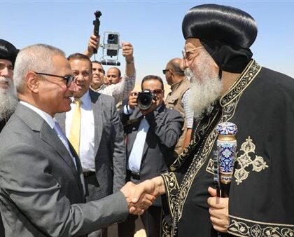 محافظ بني سويف يرحب بقداسة البابا تواضروس الثاني لدى بدء زيارته التاريخية لإيبارشية ببا والفشن وسمسطا