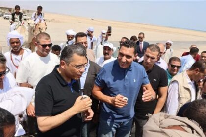 محافظ البحر الأحمر ووزير الشباب والرياضة يجريان جولة تفقدية في قرية مرسى حميرة وسط استقبال حافل من الأهالي واستماعهما لمطالب السكان