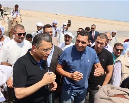 محافظ البحر الأحمر ووزير الشباب والرياضة يجريان جولة تفقدية في قرية مرسى حميرة وسط استقبال حافل من الأهالي واستماعهما لمطالب السكان