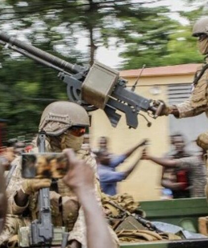 جماعة مرتبطة بالقاعدة في مالي تتبنى الهجوم على معسكر للجيش