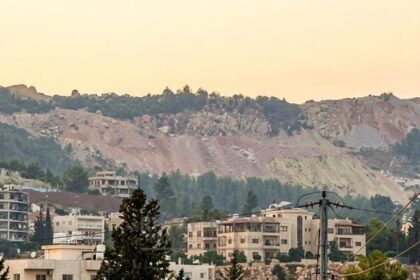 تقرير يكشف سياسة الأرض المحروقة الإسرائيلية في جنوب لبنان من خلال تلة علي الطاهر نموذجًا