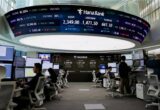 ارتفاع معظم الأسهم الآسيوية مدعومة بمكاسب وول ستريت وهبوط أسعار النفط