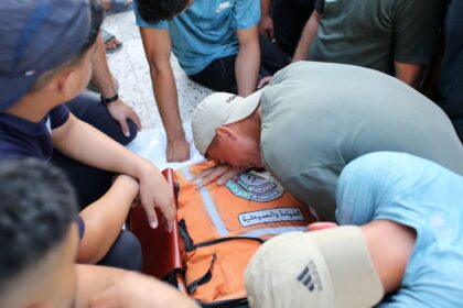 استشهاد طفل ومسعف في غزة نتيجة ضربات الاحتلال تثير التساؤلات حول استهداف المنقذين