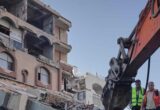 إنقاذ أشخاص محاصرين نتيجة انهيار مبنى سكني متضرر جراء الحرب في غزة