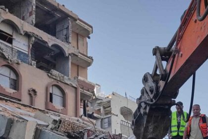 إنقاذ أشخاص محاصرين نتيجة انهيار مبنى سكني متضرر جراء الحرب في غزة